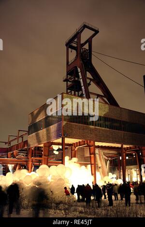 Installazione artistica dal Raumlaborberlin, soap opera, molte centinaia di palloncini illuminati in corrispondenza di un albero di miniera, GlueckAuf2010 culturale Foto Stock