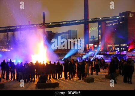 Il falò contro lo sfondo della Kokerei Zollverein cokeria, con luce diversa ed impianti antincendio presso il Foto Stock