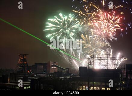 Fuochi d'artificio al GlueckAuf2010 festival culturali in occasione del lancio della capitale europea della cultura anno, sul sito di Zeche Foto Stock