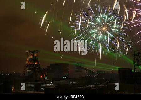 Fuochi d'artificio al GlueckAuf2010 festival culturali in occasione del lancio della capitale europea della cultura anno, sul sito di Zeche Foto Stock