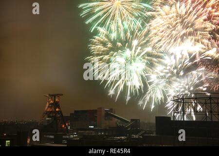 Fuochi d'artificio al GlueckAuf2010 festival culturali in occasione del lancio della capitale europea della cultura anno, sul sito di Zeche Foto Stock