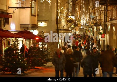 Shopping di Natale nella città vecchia di Salisburgo, Getreidegasse, Salisburgo, Austria, Europa Foto Stock