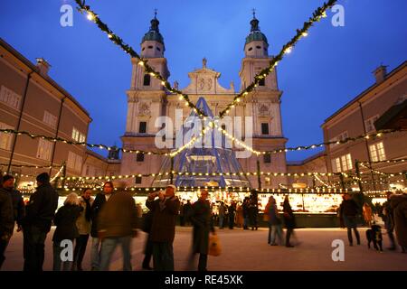 Mercatino di Natale presso la Salzburger cattedrale Dom, si spegne nella Domplatz square, città vecchia, Salisburgo, Austria, Europa Foto Stock