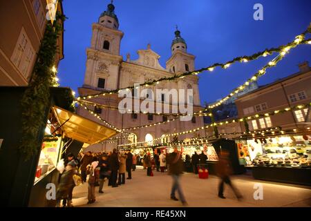 Mercatino di Natale presso la Salzburger cattedrale Dom, si spegne nella Domplatz square, città vecchia, Salisburgo, Austria, Europa Foto Stock