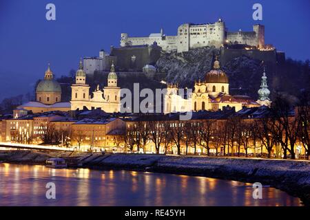 Città vecchia con Kollegienkirche chiesa, la Salzburger cattedrale Dom e il Festung fortezza di Hohensalzburg, il fiume Salzach Foto Stock