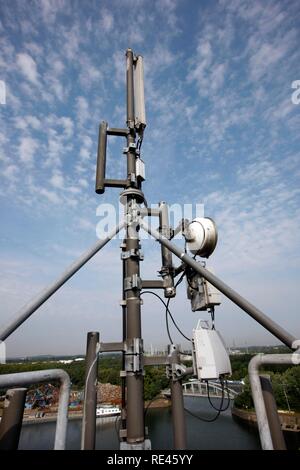 Telefono e antenna per telecomunicazioni su un tetto, Gelsenkirchen, Renania settentrionale-Vestfalia Foto Stock