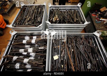 Illegale di Armi privata, consegnati e raccolti al Landesamt fuer Zentrale Dienste Polizeiliche, Istituto Centrale per le forze di polizia Foto Stock