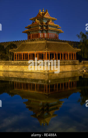 Pechino / Cina - 10 Ottobre 2018: torre di nord-ovest della città proibita riflettente nel fossato acqua durante la notte ancora. Foto Stock