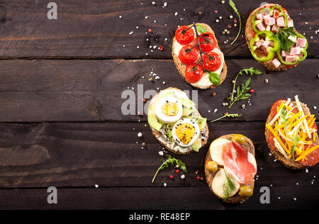 Mini sandwich cibo set. Spaghetti o autentici tradizionali tapas spagnole per tavola da pranzo. Deliziosi snack, aperitivi, antipasti su un partito o un picnic t Foto Stock