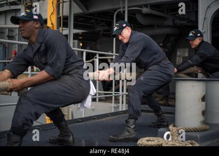 BREMERTON, Washington (nov. 22, 2016) marinai heave linea sul fiocco di USS John C. Stennis (CVN 74) come la nave prende il via dalla base navale di Kitsap - Bremerton. John C. Stennis è in corso per condurre la formazione di routine e partecipare nella legislazione nazionale in materia di Pearl Harbor giorno del ricordo di eventi nelle Hawaii. Foto Stock