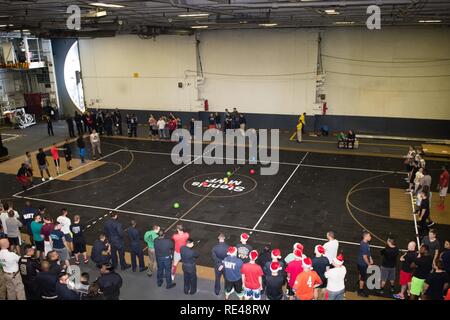 Oceano Pacifico (nov. 27, 2016) marinai di partecipare a un torneo di dodgeball ospitato dalla morale, benessere e ricreazione in USS John C. Stennis' (CVN 74) hangar bay. John C. Stennis è in corso per condurre la formazione di routine e partecipare nella legislazione nazionale in materia di Pearl Harbor giorno del ricordo di eventi nelle Hawaii. Foto Stock