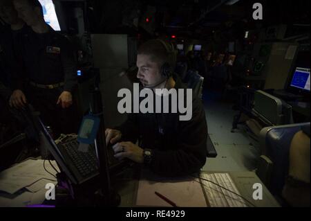 Golfo Arabico (nov. 23, 2016) LT Richard Petty, da Glovcester, Virginia, sorge l'Anti aria Coordinatore di guerra (AAWC) a bordo guidato-missili cruiser USS San Jacinto (CG 56). San Jacinto, distribuito come parte di Eisenhower Carrier Strike gruppo, è di sostenere le operazioni di sicurezza marittima e di teatro la cooperazione in materia di sicurezza gli sforzi negli Stati Uniti Quinta Flotta area di operazioni. Foto Stock