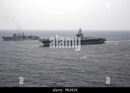 Golfo Arabico (nov. 25, 2016) La portaerei USS Dwight D. Eisenhower CVN (69) (IKE) transita il Golfo Arabico al fianco di Royal Navy ship HMS Ocean (L12) durante un combinato di Task Force (CTF) 50 cerimonia di passaggio. Ike e la sua portante strike gruppo vengono distribuiti a supporto di funzionamento inerenti risolvere, le operazioni di sicurezza marittima e di teatro la cooperazione in materia di sicurezza gli sforzi negli Stati Uniti Quinta Flotta area di operazioni. Foto Stock