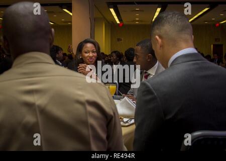 Bria Perkins parla con Marine officer presso una mattina in seduta plenaria durante il Thurgood Marshall College Fund Leadership Institute presso l'Hilton Washington a Washington D.C., nov. 21, 2016. Marines di ospitare eventi come gli allenamenti e laboratori per la TMCF come un modo di restituire alla comunità e forma diverse giovani leader. Centinaia di studenti provenienti da circa gli Stati Uniti si raccolgono per la TMCF per l opportunità di imparare da esperti uomini e donne che hanno salito dallo stesso retroterra culturale. Perkins è uno studente di Fayetteville State University di Fayetteville, N.C. Foto Stock