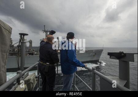 Golfo Arabico (nov. 25, 2016) Comandante Capt. Dennis Valez, sinistra e membro del Congresso Jason Chaffetz Wave addio USNS Aritc (T-AOE 8) dopo un rifornimento in corso a bordo guidato-missili cruiser USS San Jacinto (CG 56). San Jacinto, distribuito come parte di Eisenhower Carrier Strike gruppo, è di sostenere le operazioni di sicurezza marittima e di teatro la cooperazione in materia di sicurezza gli sforzi negli Stati Uniti Quinta Flotta area di operazioni. Foto Stock