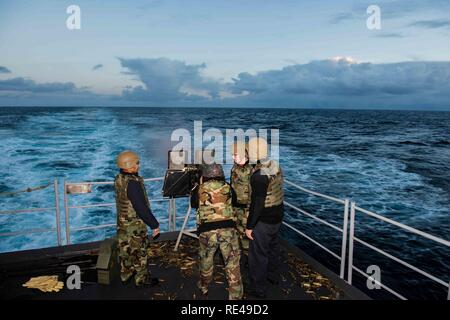 Oceano Pacifico (nov. 23, 2016) marinaio Jainyra Rosado, da East Hartford, Connecticut, incendi un .calibro 50 mitragliatrice da il fiocco a bordo della USS John C. Stennis (CVN 74) durante un live-fire esercitazione. John C. Stennis è in corso per condurre la formazione di routine e partecipare nella legislazione nazionale in materia di Pearl Harbor giorno del ricordo di eventi nelle Hawaii. Foto Stock