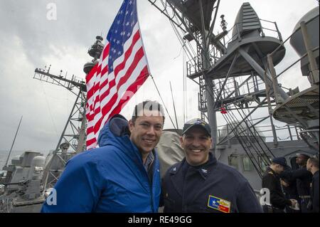 Golfo Arabico (nov. 25, 2016) Comandante Capt. Dennis Valez, sinistra e membro del Congresso Jason Chaffetz posano per una foto con la battaglia di alfiere a bordo guidato-missili cruiser USS San Jacinto (CG 56). San Jacinto, distribuito come parte di Eisenhower Carrier Strike gruppo, è di sostenere le operazioni di sicurezza marittima e di teatro la cooperazione in materia di sicurezza gli sforzi negli Stati Uniti Quinta Flotta area di operazioni. Foto Stock