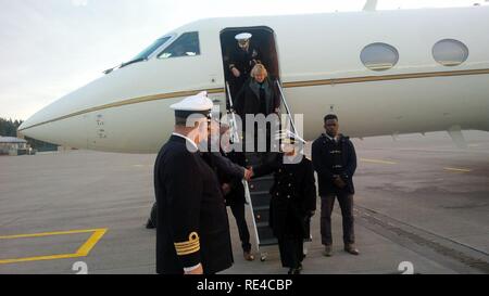 OSLO, Norvegia (nov. 29, 2016) il comandante, U.S. Forze Navali, Europa-Africa Adm. Michelle J. Howard, destra, scuote le mani con i principali Jan Korsvold, vice comandante per Gardermoen stazione aria nov. 29, 2016. Stati Uniti Forze Navali, Europa-Africa con sede a Napoli, Italia, sovrintende il giunto e operazioni navali, spesso di concerto con allied, articolari e tra le agenzie partner, per consentire rapporti duraturi e aumentare la vigilanza e la resilienza in Europa e in Africa. Foto Stock