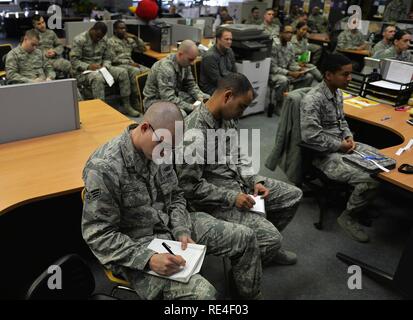 Avieri assegnato al 86º Comptroller Squadron prendere appunti durante un talk erogata dal Chief Master Sgt. Kaleth Wright, U.S. Forze aeree in Europa e Forze Aeree Africa command chief, a Ramstein Air Base, Germania, nov. 23, 2016. Il futuro capo XVIII Comandante Sergente della Air Force argomenti discussi con gli avieri che vanno dalla leadership, mentori e sviluppi nella Air Force. Foto Stock