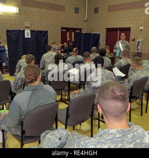 HELENA, Montana- Più di 600 riserva di esercito di soldati del 652nd regionale del gruppo di supporto e la loro unità subordinate hanno migliorato le loro singole disponibilità durante i quattro giorni di formazione presso l'unità della sede di Helena, Montana nov. 17-20. Ogni autunno, leader in 652nd RSG pianificare ed eseguire diversi importanti eventi di formazione che aumentano l'unità di preparazione complessiva. Questo anno di attività compresa la massa di medico e di dentista che gli esami assicurata ogni soldato era fisicamente e psicologicamente preparato per qualsiasi missione. Tutti i Soldier sono responsabili per il mantenimento della propria disponibilità individuale e un Foto Stock