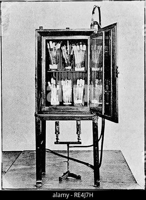 . Un libro di testo di batteriologia, compresa l'eziologia e la prevenzione delle malattie infettive e un breve resoconto di lieviti e muffe, haematazoa e psorosperms. Batteriologia. 104 batteriologia. i-salma solido fino ad una temperatura di circa 45Â° C. Si tratta di vi- fore sostituito per la gelatina nel pi'ejjaration di jell}- per la coltivazione di quei batteri che potrà solo crescere o di crescere meglio nella inculiatoi' all'temperatui'e del sangue. Esso può anche essere impiegato a temperature ordinarie per i batteri che si liquefanno la gelatina. La preparazione è condotta in gran parte gli stessi principi come thos Foto Stock