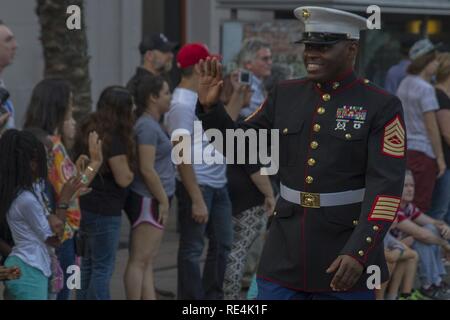 Comandante Sergente Damian Cason, diversità capo per Marine Corps il reclutamento di comando, le onde a la folla durante il Bayou Classic Thanksgiving Parade nov. 24, 2016. Il Bayou Classic è la serie annuale di eventi di ventola e conduce fino alla rivalità partita di calcio tra Southern University e Grambling State University ha tenuto la settimana del Ringraziamento. ( Foto Stock