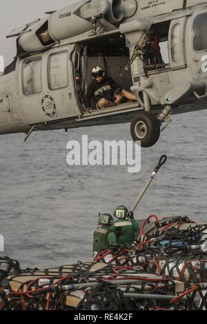 Golfo Arabico (nov. 23, 2016) marinai pallet di gancio per un MH-60S Sea Hawk elicottero assegnato per il polveroso cani di elicottero di mare squadrone di combattimento (HSC) 7 a bordo del combattimento veloce nave appoggio USNS Arctic (T-AOE 8). Artico è implementato il supporto di coalizione forze marittime navi negli Stati Uniti Quinta Flotta area di operazioni. Foto Stock