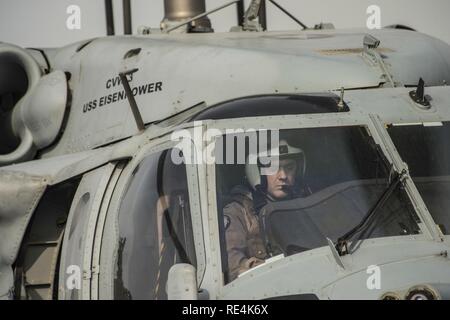 Golfo Arabico (nov. 23, 2016) Tenente j.g. Ben Bontregar piloti un MH-60S Sea Hawk elicottero assegnato per il polveroso cani di elicottero di mare squadrone di combattimento (HSC) 7 durante un rifornimento verticale a bordo del combattimento veloce nave appoggio USNS Arctic (T-AOE 8). Artico è implementato il supporto di coalizione forze marittime navi negli Stati Uniti Quinta Flotta area di operazioni. Foto Stock