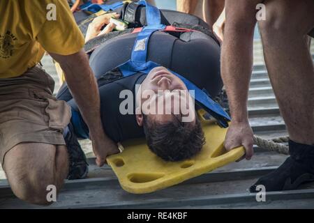 L'ingegnere 511th Dive distacco da Fort Eustis, Virginia, reagisce ad un Subacqueo Incosciente durante una simulazione di uno scenario di emergenza a bordo della MG Charles P. lordo (sostegno logistico nave-5), al largo della costa del Kuwait Base Navale, nov. 18, 2016. Le due settimane di esercitazione, Funzionamento Deep Blue, Esercito richiesto subacquei per mettere in pratica le loro procedure di immersione e di reagire a situazioni di emergenza che coinvolgono i subacquei. Foto Stock