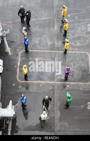 Golfo Arabico (nov. 25, 2016) Comandante Capt. Paul C. Spedero Jr. saluta Cdre. Andrew Burns, prospective commander, il comando Task Force (CTF) 50, sul ponte di volo della portaerei USS Dwight D. Eisenhower CVN (69) (IKE). Ike e la sua portante strike gruppo vengono distribuiti a supporto di funzionamento inerenti risolvere, le operazioni di sicurezza marittima e di teatro la cooperazione in materia di sicurezza gli sforzi negli Stati Uniti Quinta Flotta area di operazioni. Foto Stock