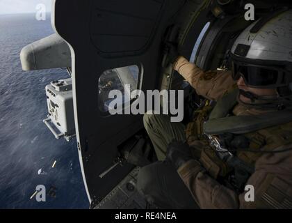 Oceano Pacifico (nov. 27, 2016) Petty Officer 2a classe Leslie Boedecker, assegnato all'Eightballers di elicottero di mare squadrone di combattimento (HSC) 8, guarda attraverso la porta aperta di un MH-60S Sea Hawk elicottero durante un'esercitazione a fuoco. HSC 8 è attualmente in corso con la portaerei USS Nimitz CVN (68), mentre la nave effettua su misura della nave la disponibilità di formazione e valutazione finale problema (TSTA/FEP), che valuta l'equipaggio sulle loro prestazioni nel corso di esercizi di allenamento e di scenari del mondo reale. Una volta completata Nimitz TSTA/FEP cominceranno a bordo di ispezione e di indagine (INSURV) e Co Foto Stock