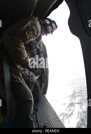 Oceano Pacifico (nov. 27, 2016) Petty Officer 2a classe Leslie Boedecker, assegnato all'Eightballers di elicottero di mare squadrone di combattimento (HSC) 8, guarda attraverso la porta aperta di un MH-60S Sea Hawk elicottero durante un'esercitazione a fuoco. HSC 8 è attualmente in corso con la portaerei USS Nimitz CVN (68), mentre la nave effettua su misura della nave la disponibilità di formazione e valutazione finale problema (TSTA/FEP), che valuta l'equipaggio sulle loro prestazioni nel corso di esercizi di allenamento e di scenari del mondo reale. Una volta completata Nimitz TSTA/FEP cominceranno a bordo di ispezione e di indagine (INSURV) e Co Foto Stock