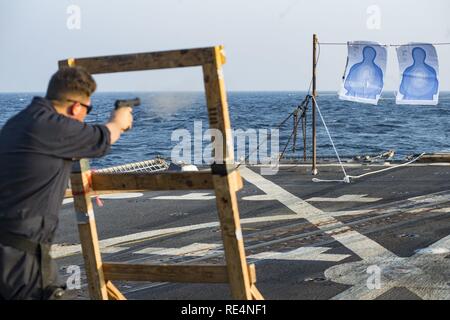 Golfo Arabico (nov. 19, 2016) Petty Officer di seconda classe Jollands Garrett, assegnati alle visite-missile destroyer USS Nitze (DDG 94), partecipa a un M9 pistol qualificazione. Jollands serve Nitze di bordo come un sonar tecnico ed è responsabile della sorveglianza della nave e il funzionamento di apparecchiature sonar. Nitze, distribuito come parte di Eisenhower Carrier Strike gruppo, è di sostenere le operazioni di sicurezza marittima e di teatro la cooperazione in materia di sicurezza gli sforzi negli Stati Uniti Quinta Flotta area di operazioni. Foto Stock