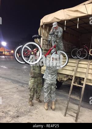 Soldati consegnare le biciclette per i veterani che risiedono presso la Casa del veterano (casa di veterani) a Juana Diaz, Puerto Rico per il 30 novembre. Foto Stock