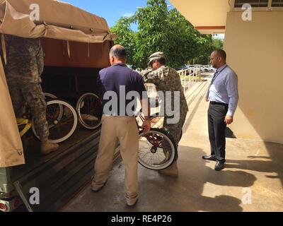 I veterani che risiedono presso la Casa del veterano (casa di veterani) ha ricevuto una generosa donazione di biciclette dalla Amgen veterani della rete dipendente (AVEN) il 30 novembre. Foto Stock