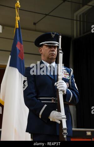 Il comando Chief Master Sgt. Thomas A. Jones, il stato in entrata il comando capo di Ohio, presenta i colori su nov. 30, 2016 durante un veterano del giorno assieme a Mansfield scuola cristiana in Mansfield, Ohio. Jones è il soprintendente della 179th Airlift Wing, Mansfield, Ohio, Base Guardia d'onore. Foto Stock