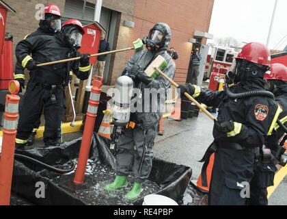 Membri del New York ai Vigili del Fuoco di materiali pericolosi Team effettuano le procedure di decontaminazione su soldati da Ft. Il tamburo 59a società CBRN a seguito di una formazione congiunta evoluzione nov. 29, 2016. Questo evento di formazione era parte di una settimana di formazione della durata di esercizio organizzato dalla città di New York e DEGLI STATI UNITI Esercito a nord, e supervisionato da U.S. Comando Nord. Gli eventi dà i soldati locali e primi responder l esperienza del lavoro insieme durante un complesso chimici, biologici, radiologici o nucleari emergenza. Foto Stock