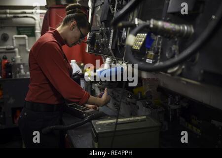 5TH FLOTTA AREA DI OPERAZIONI (nov. 28, 2016) Petty Officer di terza classe Jocelyn Edens, da Chicago, rimuove le maniglie di un M299 launcher del ordnance shop della portaerei USS Dwight D. Eisenhower CVN (69) (IKE). Edens serve a bordo di IKE come un ordnanceman aviazione e consente di ispezionare, riparare e mantenere inesplosi. Ike e la sua portante strike gruppo vengono distribuiti a supporto di funzionamento inerenti risolvere, le operazioni di sicurezza marittima e di teatro la cooperazione in materia di sicurezza gli sforzi negli Stati Uniti Quinta Flotta area di operazioni. Foto Stock