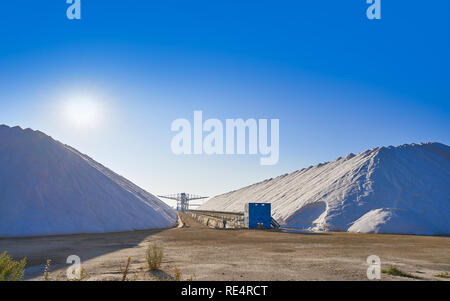 Santa Pola salinas saline montagne di sale in Alicante Spagna Foto Stock