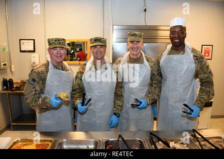 Air Force Il Mag. Gen. John Nichols, aiutante generale, Texas Guardia Nazionale; Air Force gen. Giuseppe Lengyel, chief, Guardia Nazionale Ufficio di presidenza; e l'esercito gen. John Nicholson, comandante generale, U.S. Forces Afghanistan, prendere una pausa di servire il cibo per le truppe, la Giornata del Ringraziamento, Bagram Airfield, Bagram, Afghanistan, nov. 24, 2016. Foto Stock