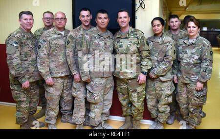 Air Force Il Mag. Gen. John Nichols, aiutante generale, Texas Guardia nazionale, sinistra; Comando Esercito Sgt. Il Mag. Contrassegnare Weedon, senior leader arruolato, Texas Guardia Nazionale, la seconda da sinistra; e Air Force gen. Giuseppe Lengyel, il quarto da destra, chief, Guardia Nazionale Ufficio di presidenza, con i membri della Texas Guardia Nazionale durante una Giornata del Ringraziamento truppa visita, Kandahar, Afghanistan, nov. 24, 2016. Foto Stock