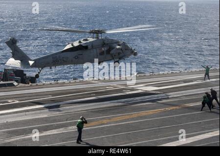 Oceano atlantico (dec. n. 5, 2016) un MH-60S Sea Hawk elicottero, assegnato al 'Tridents' di elicottero di mare squadrone di combattimento (HSC) 9, solleva dal ponte di volo della portaerei USS George H.W. Bussola (CVN 77). GHWB è in corso un conduttore composito unità di formazione Esercizio (COMPTUEX) con il George H.W. Bush Carrier Strike gruppo in preparazione per una prossima distribuzione. Foto Stock