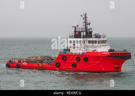 L'oceano andando tug ambra II arrivando a Portsmouth, nel Regno Unito il 10 agosto 2018 il traino del nuovo Wightlink traghetto per auto MV Victoria di Wight. Foto Stock