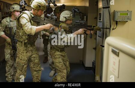 I membri del servizio assegnato al comandante del Task Group 56.1 (CTG 56.1), l'eliminazione degli ordigni esplosivi unità mobile (EODMU) 1, e l'45 Commando Royal Marines imbarcati a bordo RFA Lyme Bay (L 3007), exchange Close Quarters Battle tecniche durante REGNO UNITO-STATI UNITI Contromisure Mine esercizio 17-1. La bilaterale di esercizio serve a rafforzare la cooperazione reciproca capacità di MCM e interoperabilità tra gli Stati Uniti ed il regno unito le forze navali nel garantire un libero flusso di commercio, la libertà di navigazione e a lungo termine la sicurezza regionale. EODMU-1 è attualmente implementato in sostegno del CTG 56.1. CTG-56.1 conduce countermea miniera Foto Stock