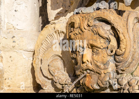 Primo piano di una fontana a forma di una faccia su San Georges Square a La Valletta, Malta Foto Stock