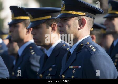 Turkish Air Force membri assegnati al decimo Tanker la base di supporto in formazione durante una cerimonia in memoria di Mustafa Kemal Ataturk nov. 10, 2016 a Incirlik Air Base, Turchia. Quest anno segna il 78° anniversario di Ataturk la morte. Foto Stock