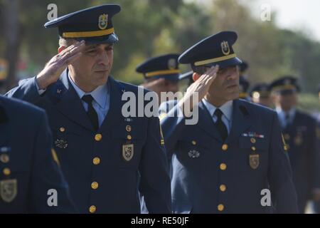 Turkish Air Force membri assegnati al decimo Tanker Base saluta rendering durante una cerimonia in memoria di Mustafa Kemal Ataturk nov. 10, 2016 a Incirlik Air Base, Turchia. La cerimonia si è conclusa con gli onori resi ad una statua di Ataturk. Foto Stock