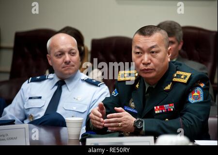 Maxwell AFB, Ala. - Generale di Brigata Christopher Coffelt, Comandante Spaatz Centro e comandante della guerra aerea College (sinistra), ascolta come generale di brigata Ganzorig D., capo delle operazioni, Generale mongolo del personale delle Forze Armate, pone domande su Air University di varie scuole, nov. 17, 2016. Foto Stock