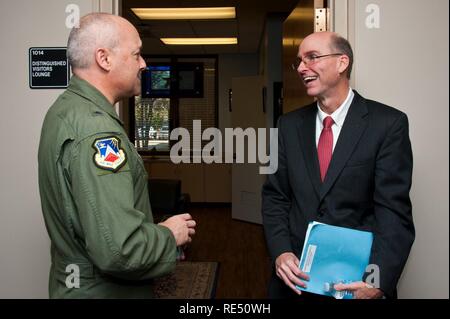 Maxwell AFB, Ala. - Generale di Brigata Christopher Coffelt, Commander, Spaatz centro ufficiale per l'istruzione, incontra Ambasciatore Daniel Shields durante il Dipartimento di Stato per giorni, nov. 18, 2016. Foto Stock