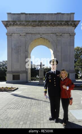 Il Mag. Gen. Peter S. Lennon, e sua moglie Elaine, di fronte alla I Guerra Mondiale Vittoria Arch, Newport News, Va. Lennon si ritirò nel marzo dopo aver servito per 40 anni nell'esercito. Lennon's ultima assegnazione è stata la U.S. La riserva di esercito il comando vice comandante generale per il supporto. Ha avuto una carriera piani come un esercito logista. Durante la sua cerimonia di pensionamento, la sig.ra Lennon è stato riconosciuto come il primo destinatario del prestigioso Dott.ssa Maria Walker award per il servizio alle famiglie miltiary. Foto Stock